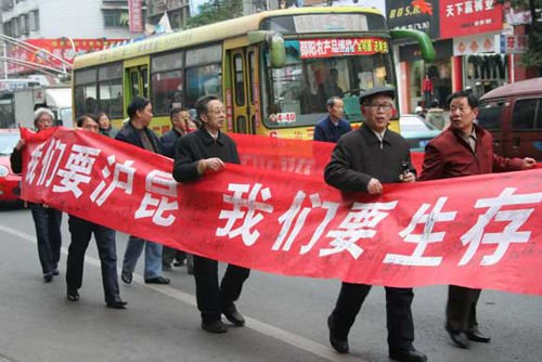 某地民间改编"变身蜡烛燃烧自己,只为高铁你"的歌曲,将贴着标语的