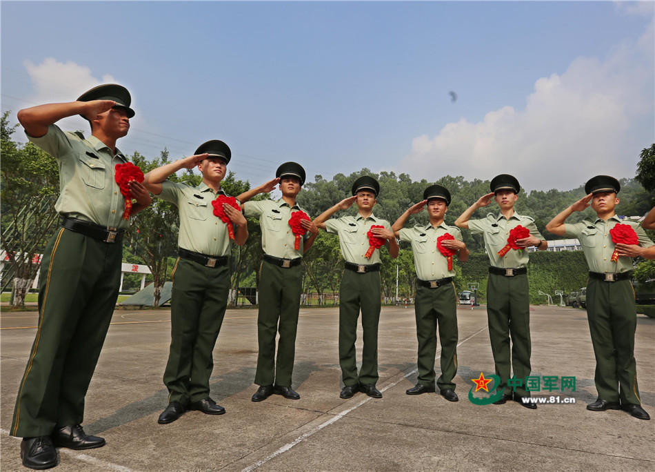 8月31日,退伍兵面向国旗,深情敬礼.