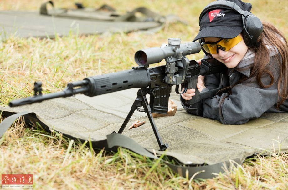 怒射吧美女!妹子据枪动作都那么销魂