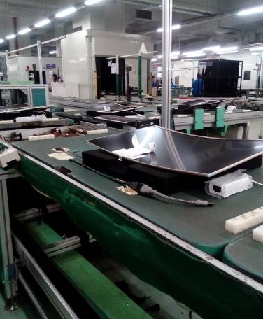 图片说明:学生打工的工厂流水线