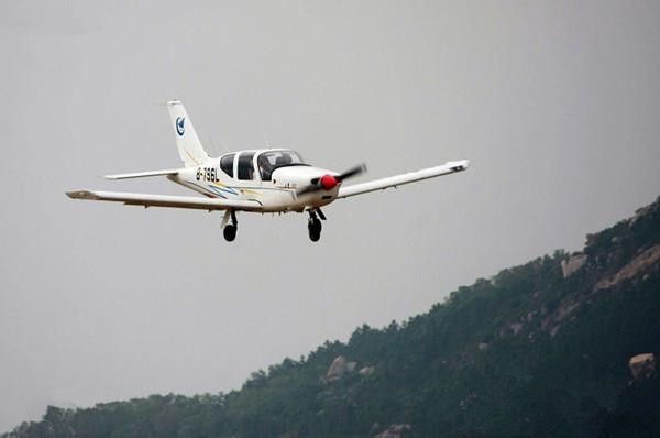 小鹰500:被誉为"空中奔驰"的轻型多用途私人飞机