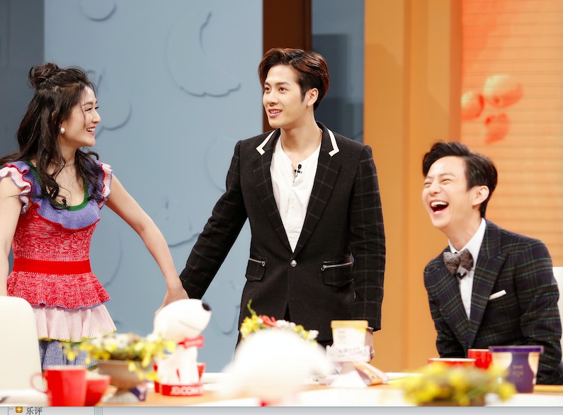 王嘉尔谢娜"争宠"何炅,拜冰上演互怼大戏