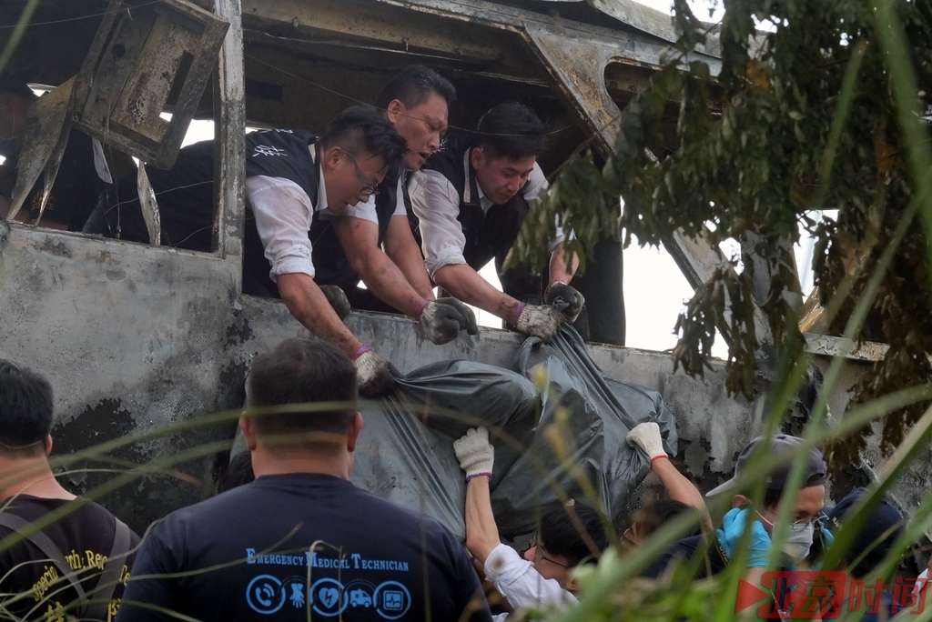 台湾游览车起火26人罹难 车内如炼狱
