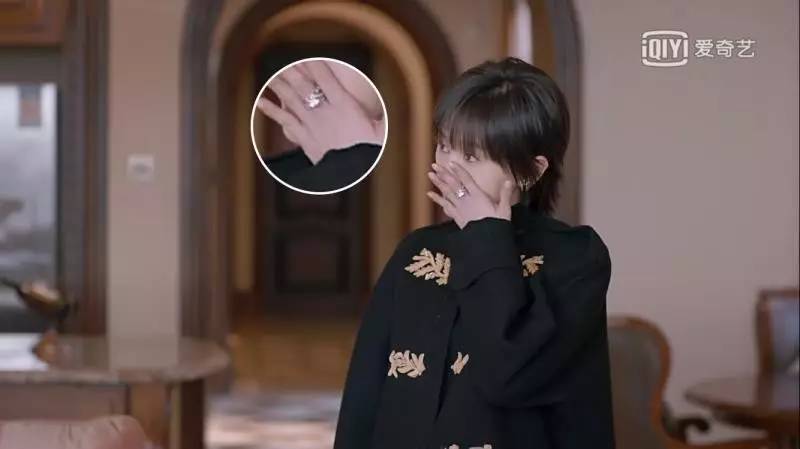 而那个曾经不可一世,浮夸顽劣的富二代,在这枚戒指的帮衬下,愈发有了