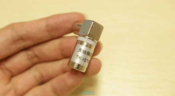 里面包括遥控,螺丝刀,螺丝(多了一个作为备用)和天线隔离器转接头