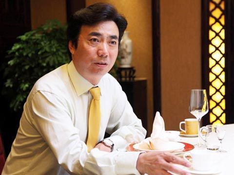 (宋丹丹饰演)偷出户口本儿和做妇产科大夫的金亮(王雷饰演)登记结了婚