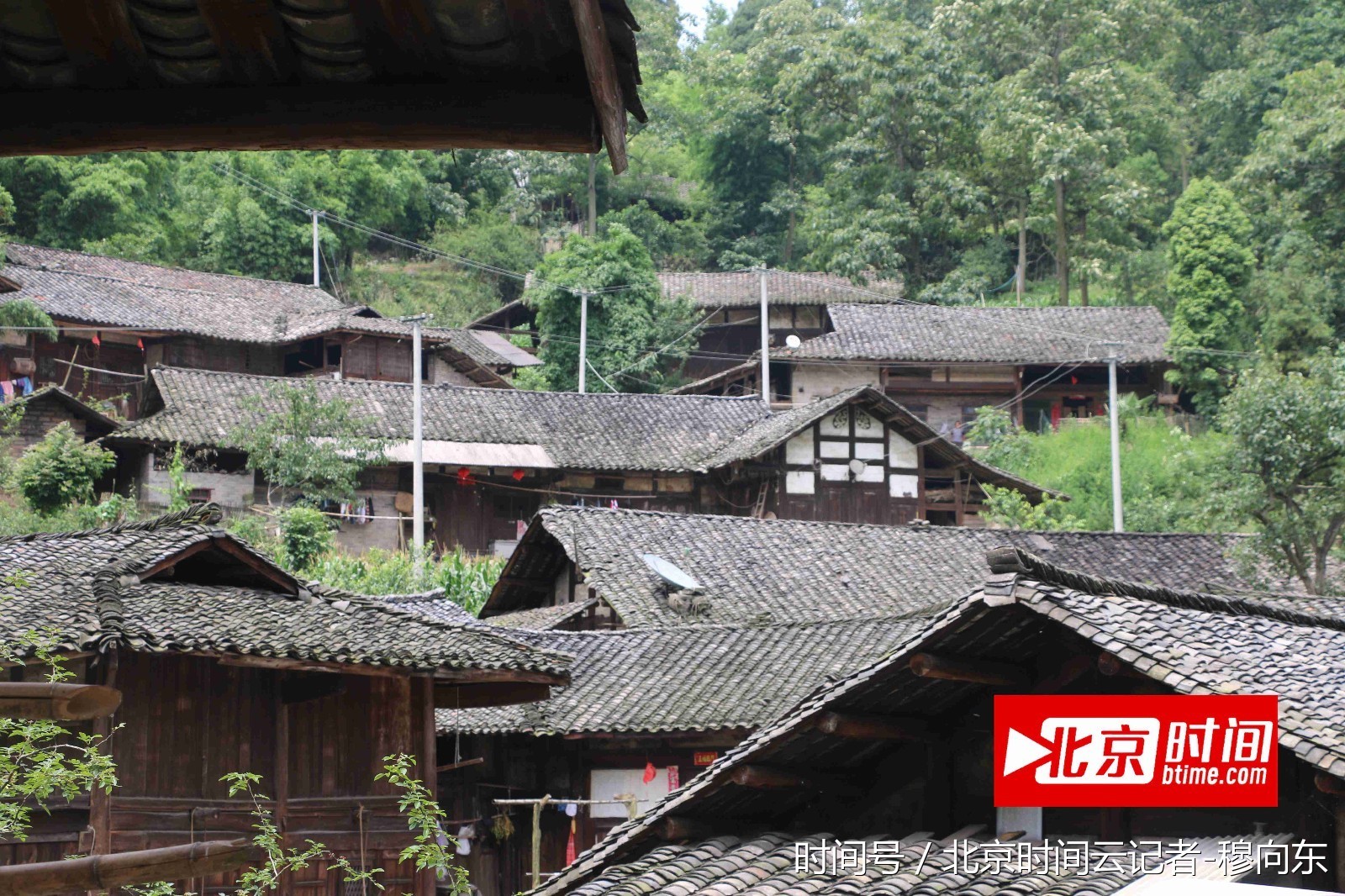 黔北遵义的一个小山村里,北京时间云记者拍摄一栋栋黑瓦木墙民居点缀