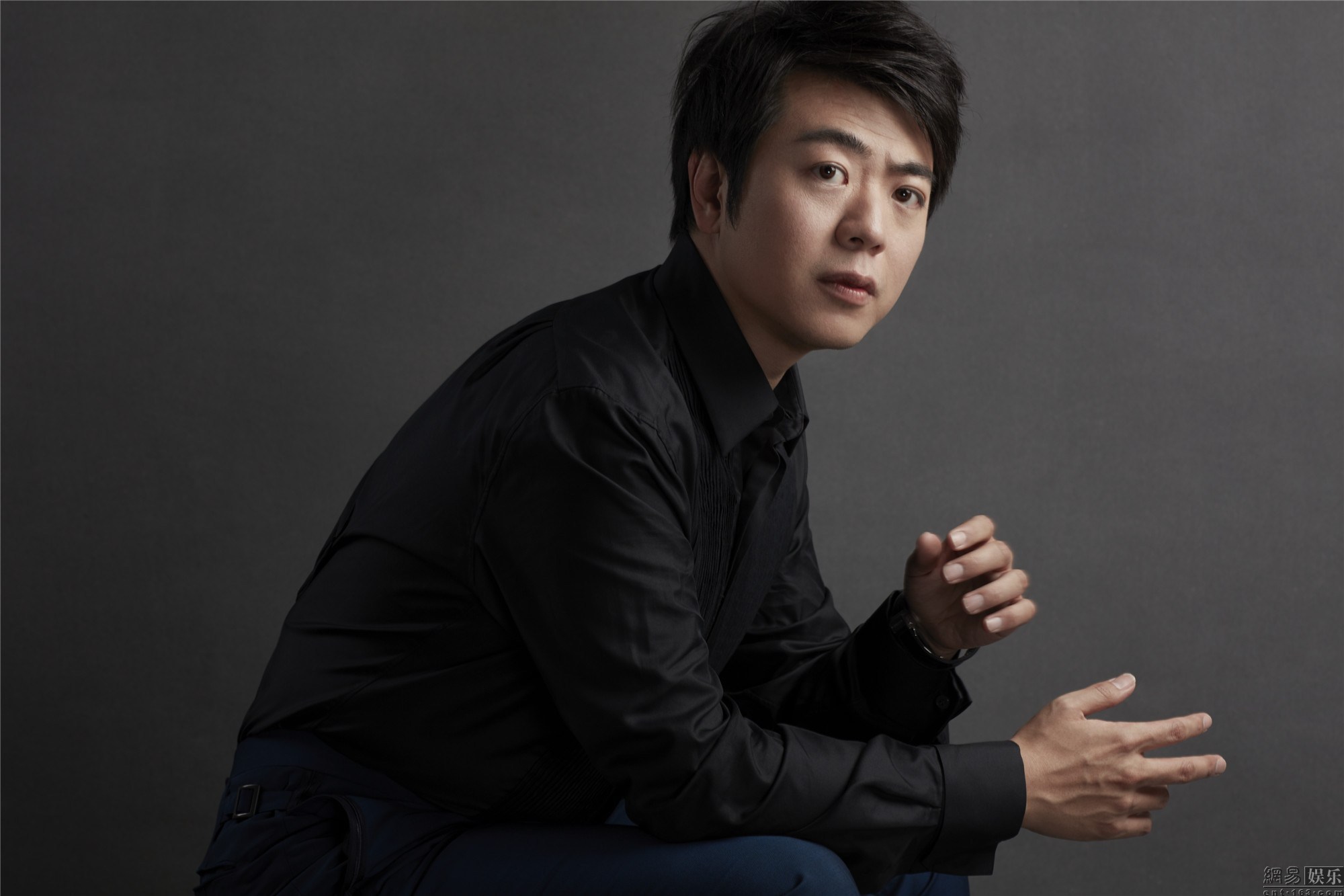 那英1967年出生于辽宁省沈阳市,家世显赫,其父那红生不仅是叶赫那拉氏