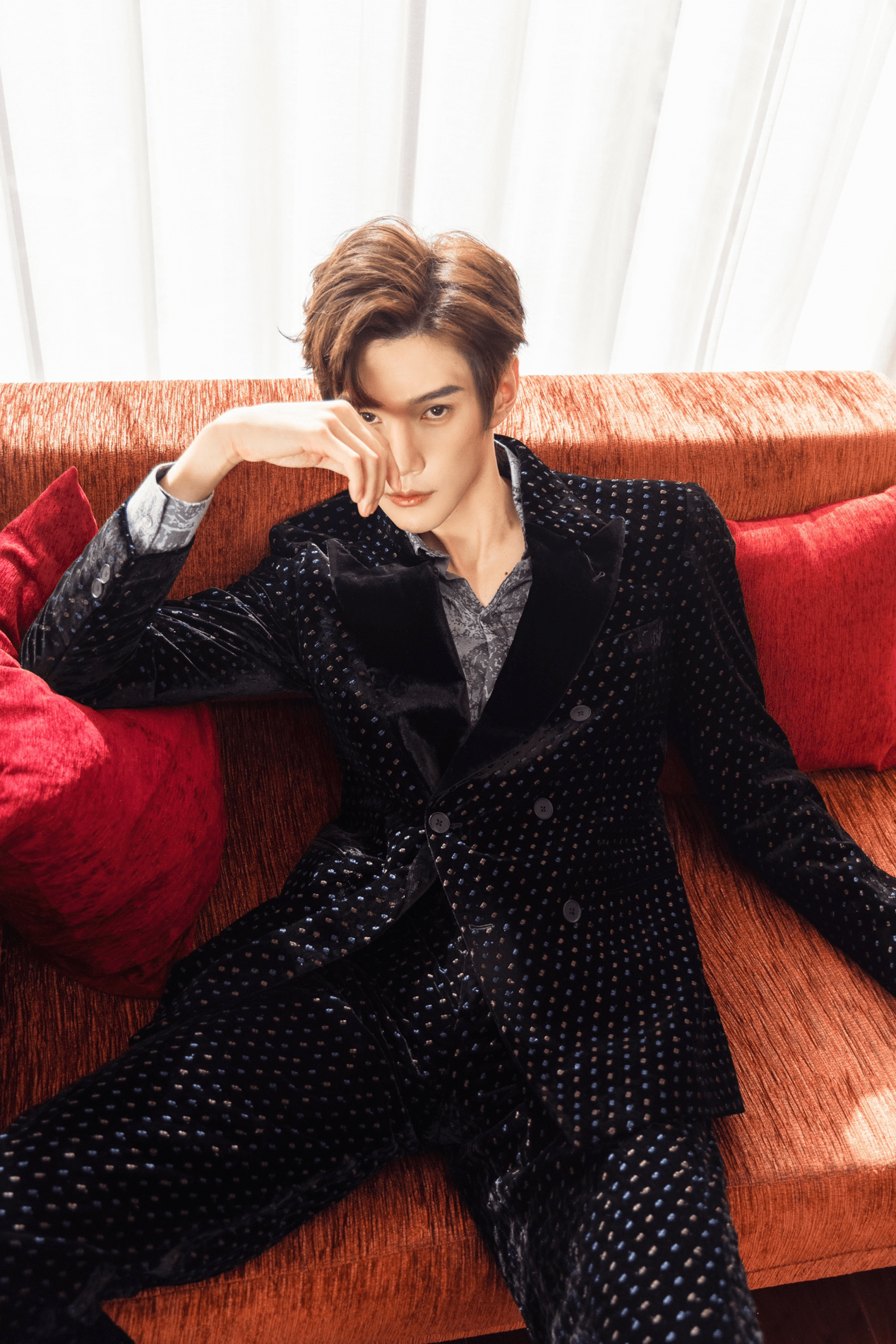 彦希黑衬衫苏感大片写真高级感拉满尽显绅士魅力