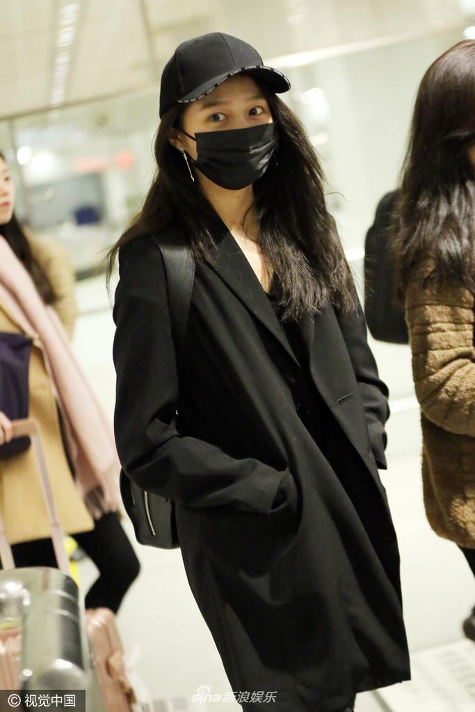 新浪娱乐讯 3月9日,关晓彤穿一身干练黑装抵达北京,酷劲十足.