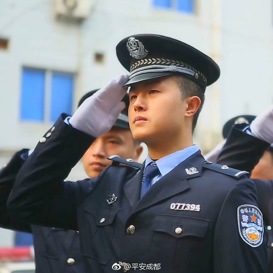 成都警察欺骗轻生女子夺下其刀 网友:骗你一命