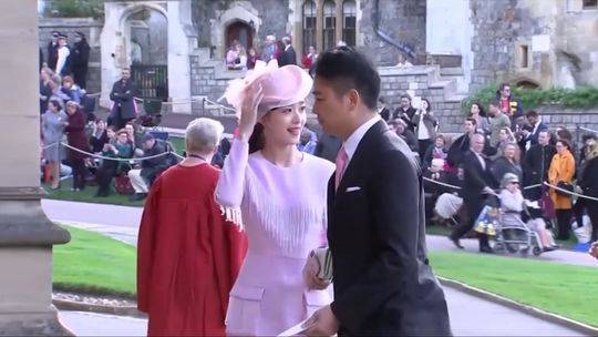 刘强东章泽天为何受邀参加尤金妮公主婚礼 英国王室回