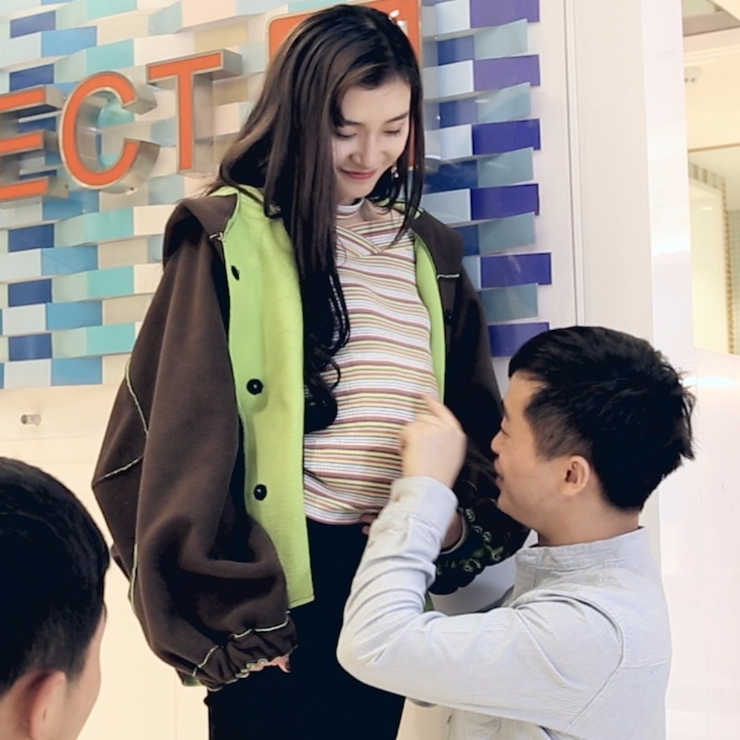 哥哥欺负妹妹,爸爸也跟着一起,妹妹委屈,妈妈在一旁录像最新资讯