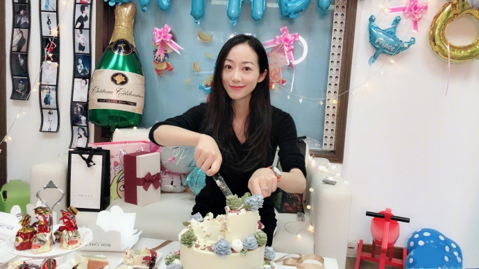 明星 正文 360娱乐讯 今天是明星韩雪的生日,韩雪工作室给她送上了