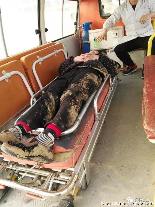 被推倒在地的老人