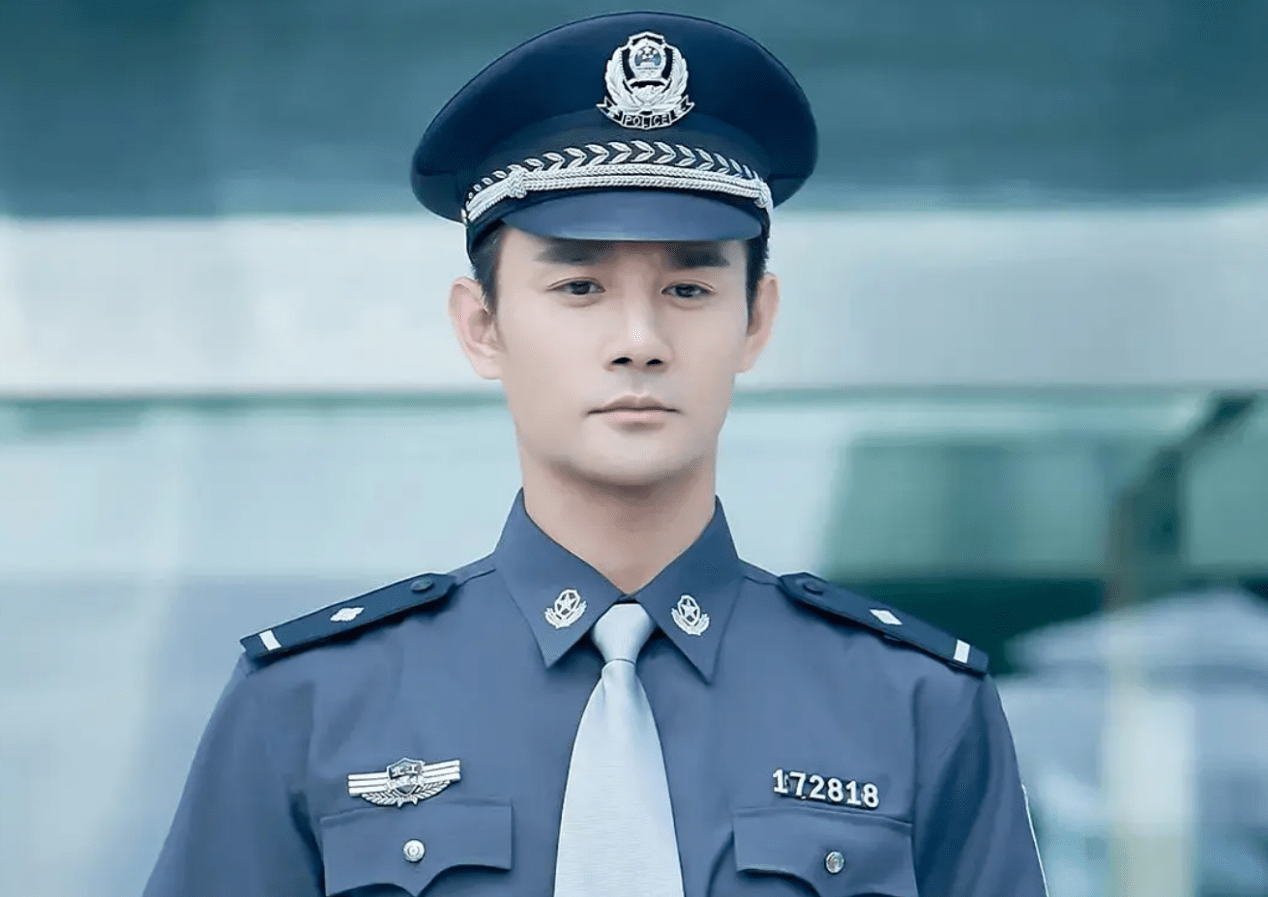 有网友甚至表示,"王凯的警察造型一身正气,是被警校印在招生简章上的