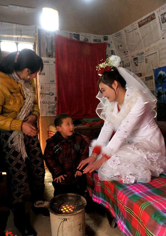 实拍农村招亲婚礼,头一天新郎新娘要互换