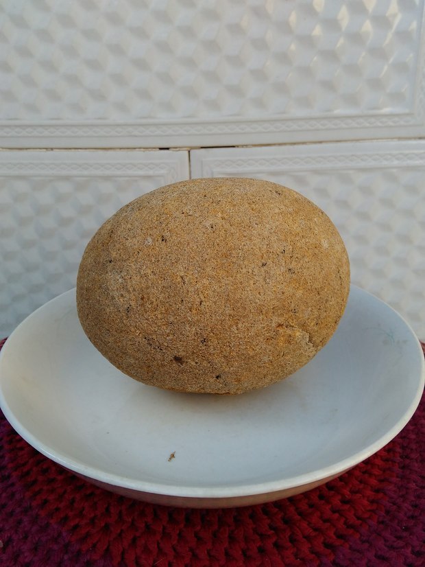 我家有一块儿椭圆形的石头直径12厘米,色泽呈土黄色,有收藏价值吗?