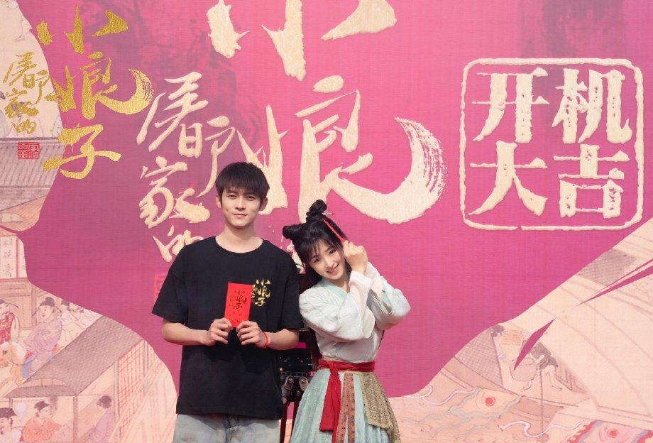 张含韵与小4岁男星恋情曝光？餐厅约会牵手同回酒店