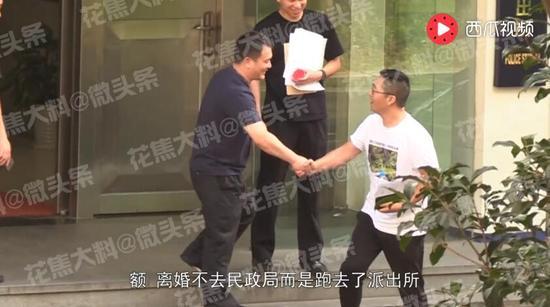 袁巴元走出派出所