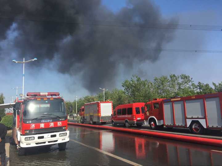高新区东港沟鑫瑞昌机械磨具厂着火浓烟滚滚 19辆消防车已出动