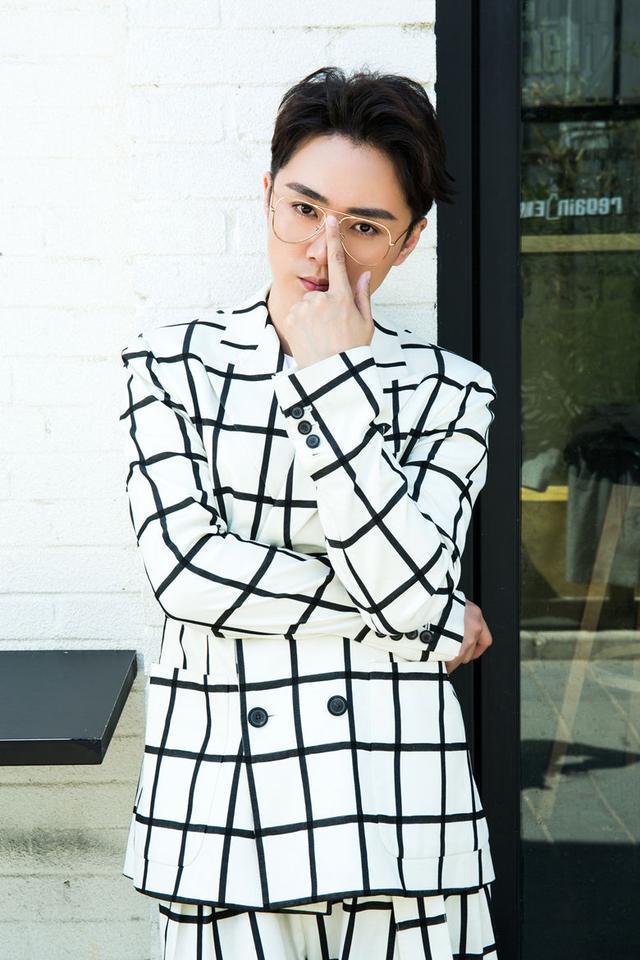 余少群眼神深邃 演绎黑白格调