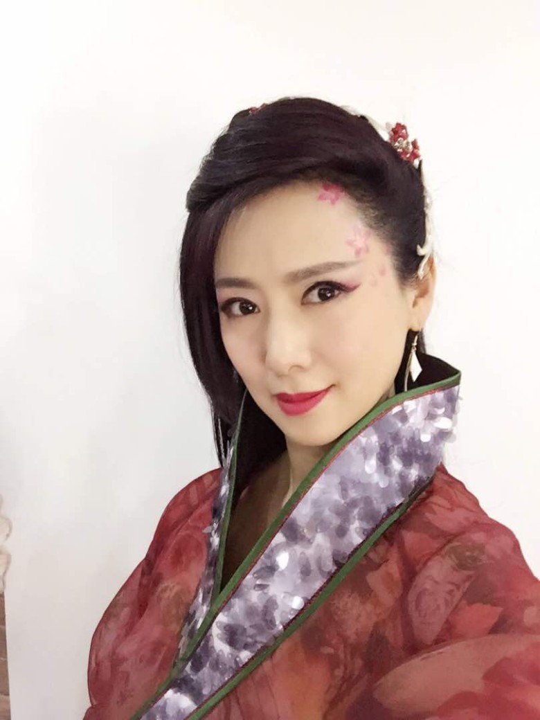 已经一段时间没有拍摄武侠剧的翁虹,刚刚完成了新剧《武当一剑》的