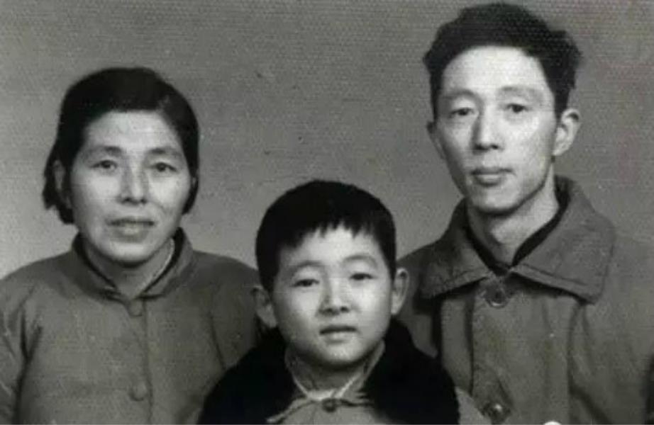 1967年5月5日,施一公出生在一个知识分子家庭,祖父是我国著名教育家