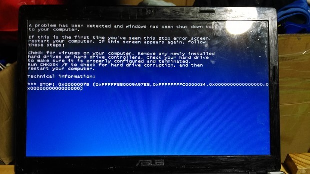 电脑一启动windows就有一个蓝色的频幕,和好多字母最后还有好多零