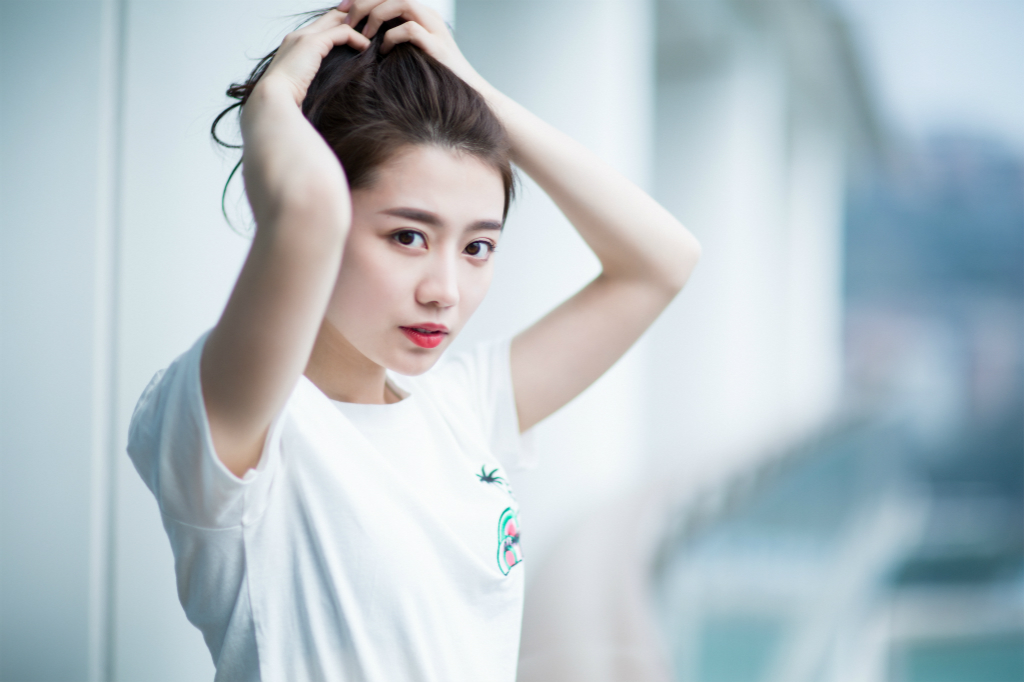 烈火凤凰眼神灵动!龙政璇带你解锁仲春穿搭小心机