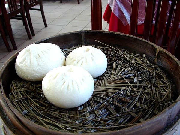 渊源 五丁包子是中国名点,是用海参,鸡肉,猪肉,冬笋,虾仁5种精细原料