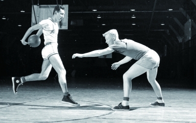 美国篮球运动员查克·泰勒(左)是全球首个运动鞋代言人.