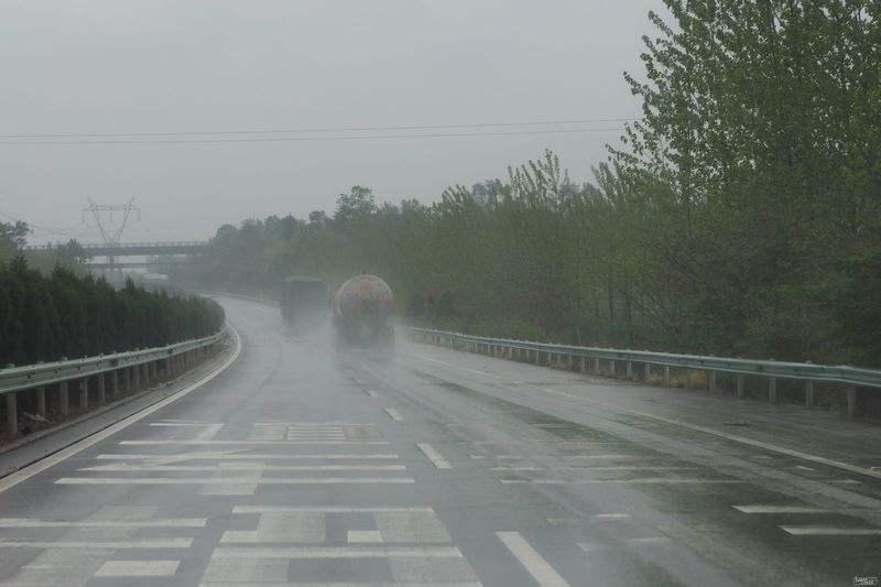 下雨尽量别开边道