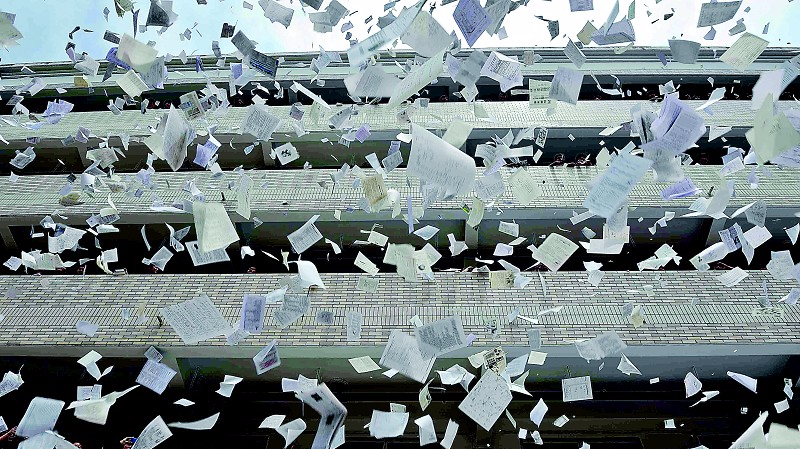 撕书喊楼撩学妹!高考减压成"最后的狂欢"