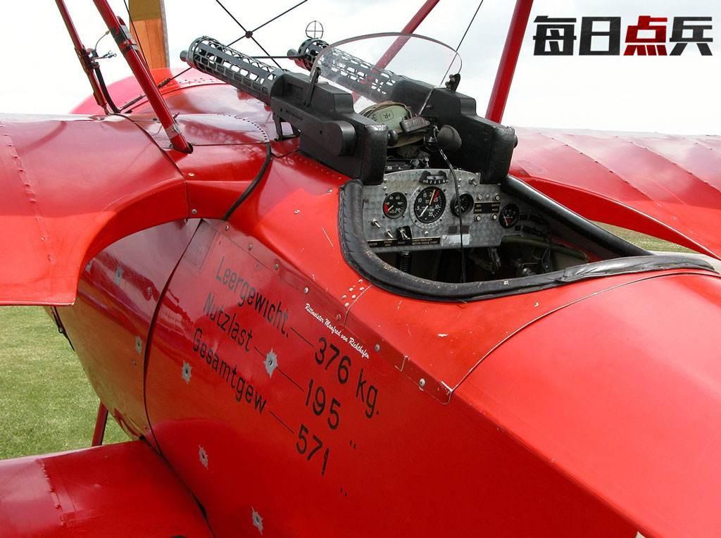 战斗机能飞这么快?飞行员空手接"子弹"毫发无伤!