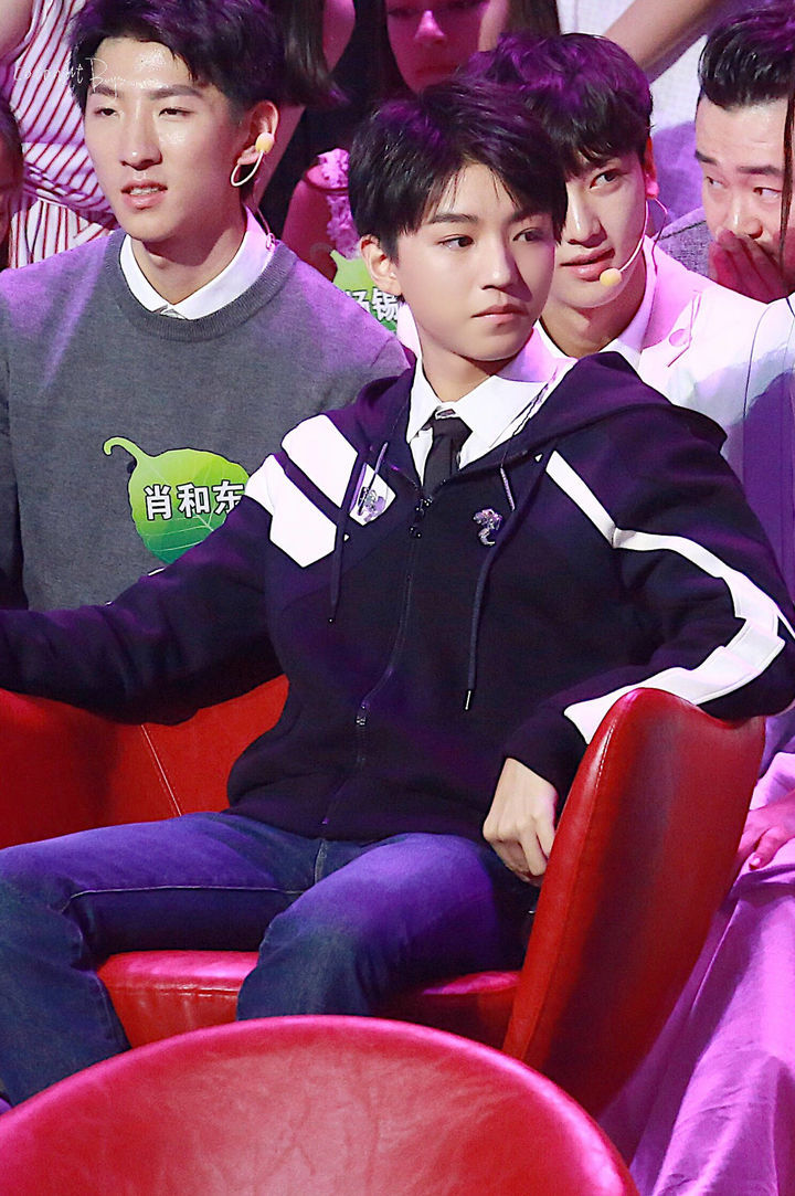 [tfboys][新闻]170629 王俊凯《我想和你唱》高清帅照 闭眼吐舌头敲