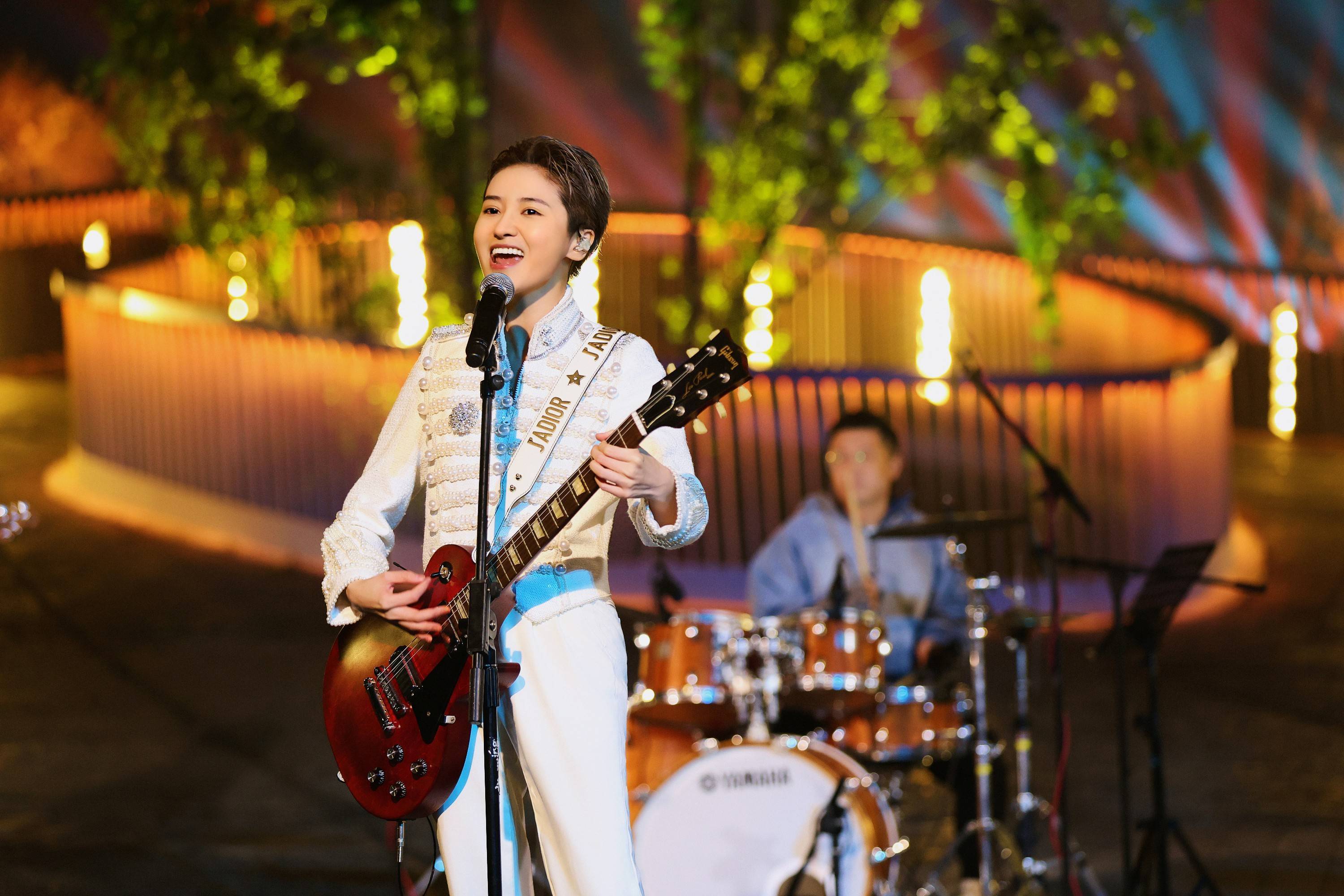 蒋一侨亮相央视2023重阳特别节目 摇滚演绎《远走高飞》获观众称赞 - 360娱乐,你开心就好