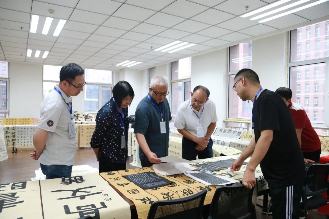 初评的评委有:河南美术出版社社长李勇,河南美术出版社总编辑康秀花