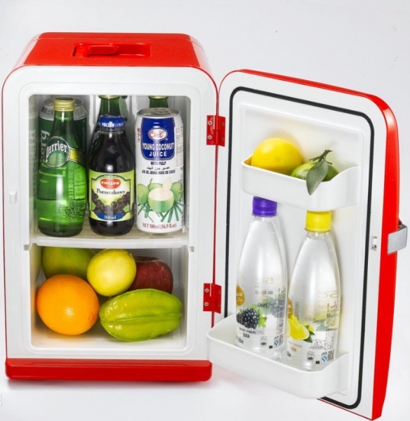酷热难挡冷饮不能停 迷你小冰箱让你想喝就喝