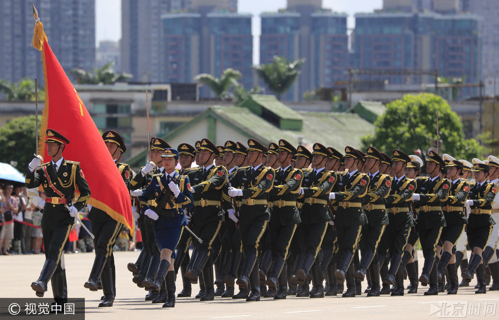 火曝!驻港部队新围军营开放 与上万市民同乐