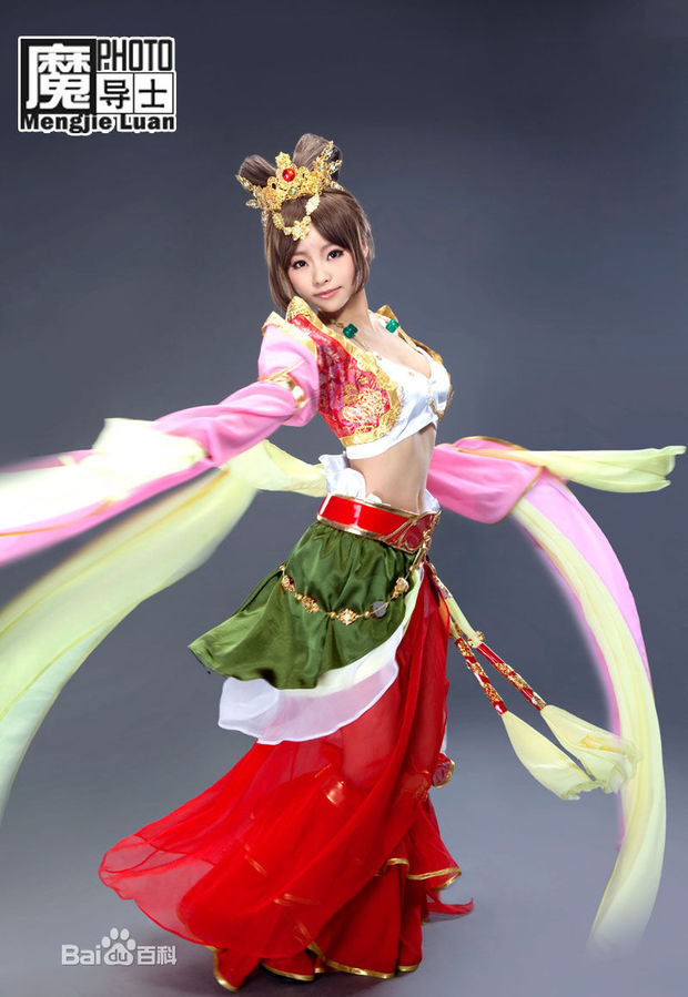 三国杀》第一位真人女武将,她是《桃园》的美女队长,她爱美食,爱跳舞