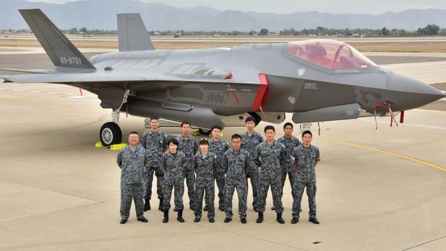 日本飛行員在f-35戰機前合影