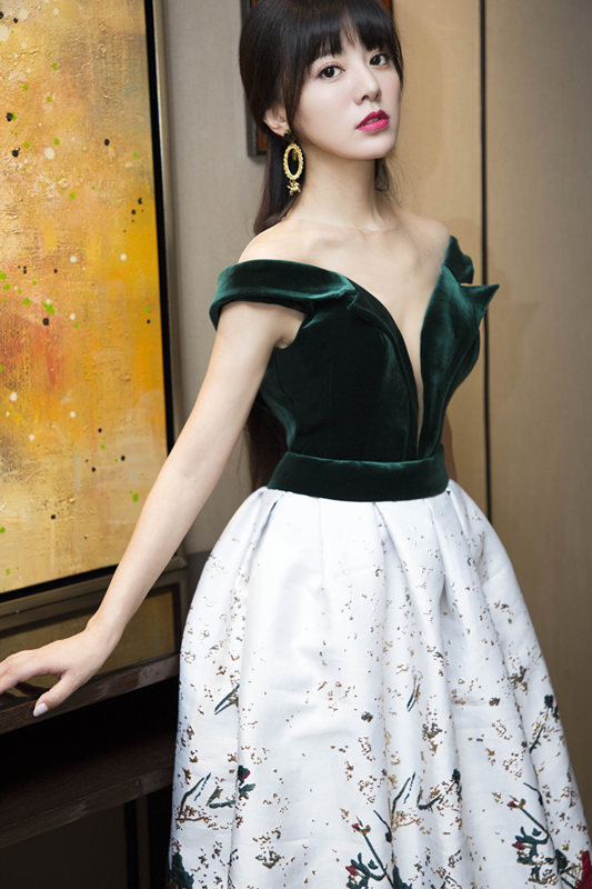 阿兰身着墨绿印花礼服 翩若惊鸿演绎"洛神"之美