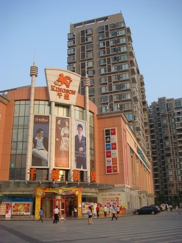 这些园区和已建成的"成都科技一条街","华丰食品批发市场","西南食品