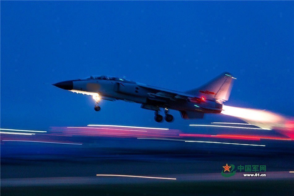 "飞豹"加力起飞瞬间:尾焰扭曲空气