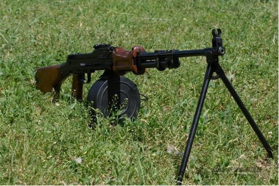 56式轻机枪 81式轻机枪,后期两山轮战时我军开始换装81式班用轻机枪.