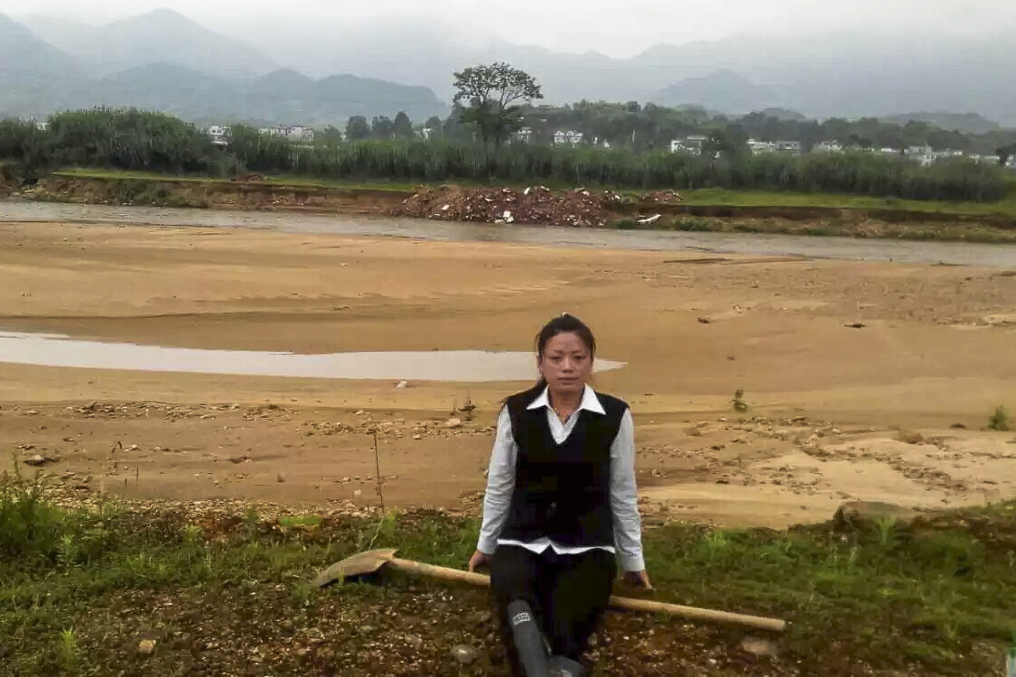 逃离雾霾 农家女大山里挤奶捉鱼采蘑菇 - 周公乐 - xinhua8848 的博客