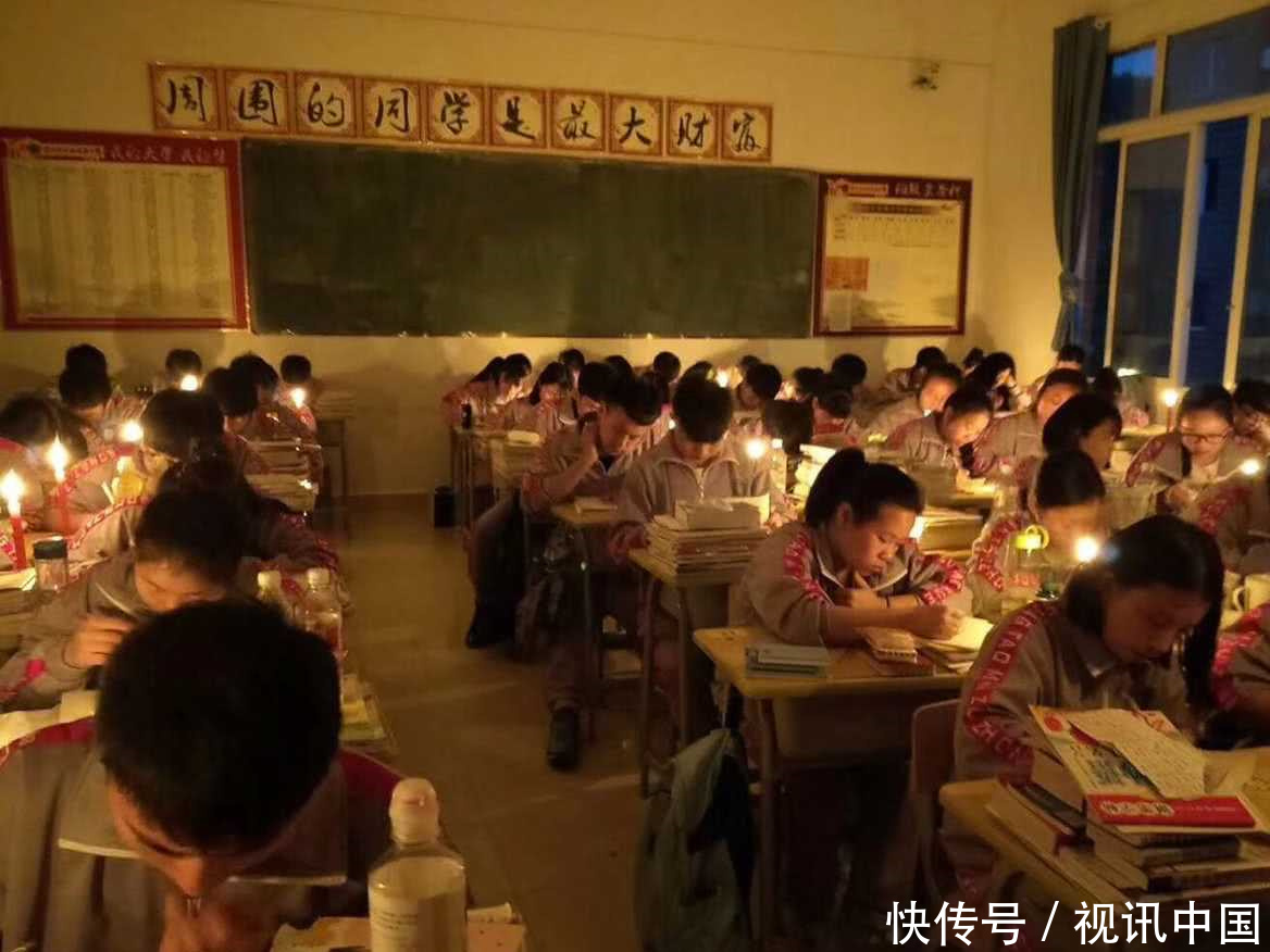 晚自习突然停电!高三学生秉烛夜学,网友:分分钟想到上学时光