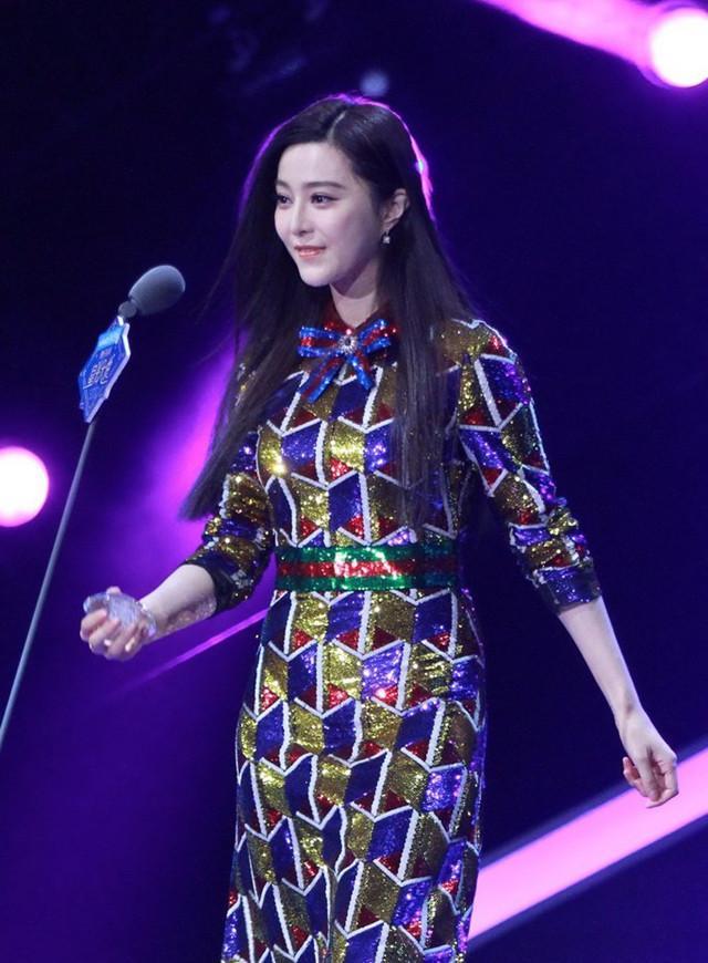 近日,腾讯视频星光大赏颁奖,范冰冰受邀参加,女神恨天高衬托美腿,琉璃
