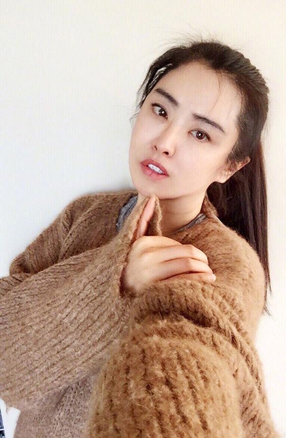 王祖贤晒罕见自拍 网友惊呼:真的没变!